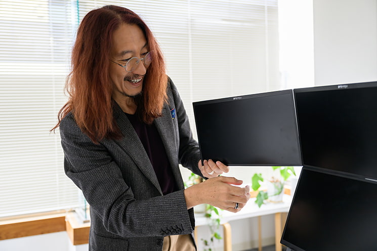 モニター設置作業をする澤円さん その2