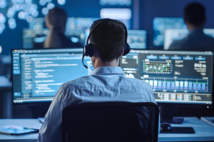 セキュリティエンジニアが働いている様子