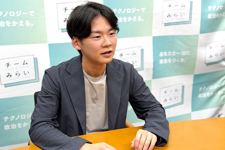 チームみらい　村井さん　インタビューに答える様子