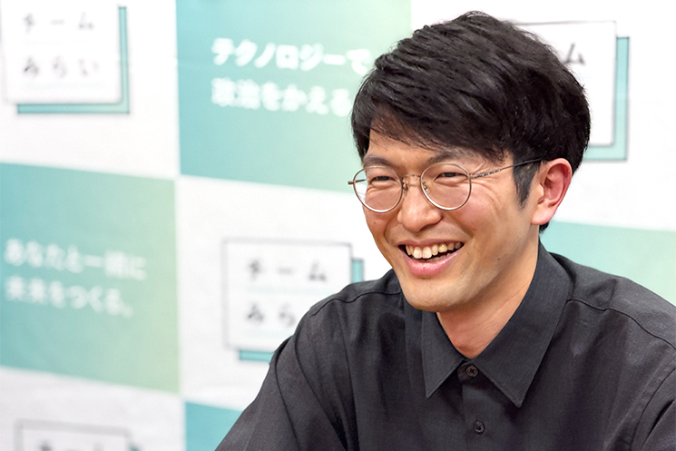 チームみらい　山根さん　インタビューに答える様子