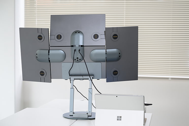 モニター背面の様子