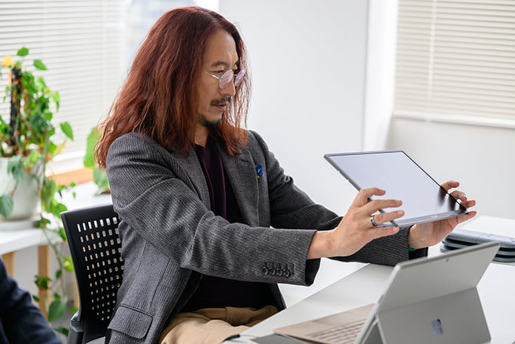 モニターの薄さに驚く澤円さん