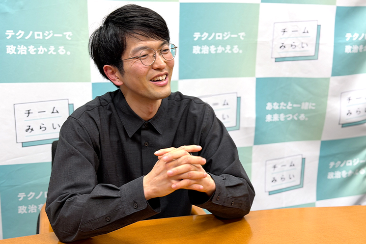 チームみらい　山根さん　インタビューに答える様子