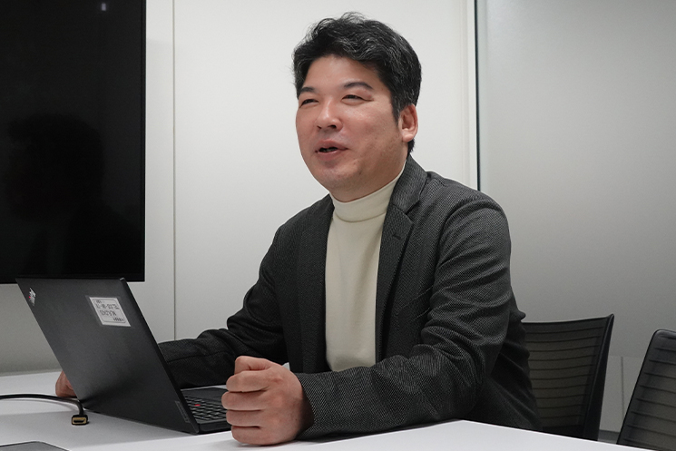 オムロン エキスパートエンジニアリング　安田浩二さん　インタビューに答える様子