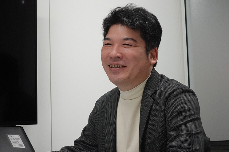オムロン エキスパートエンジニアリング　安田浩二さん　インタビューに答える様子