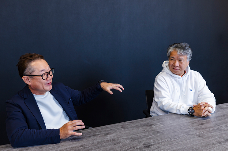 インタビューに応じる上原さんと武田さん