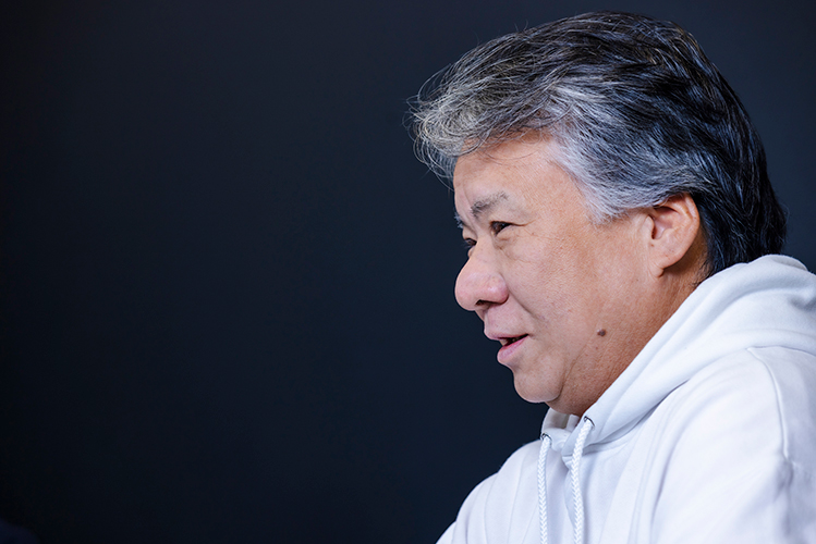 インタビューに応じる上原さん