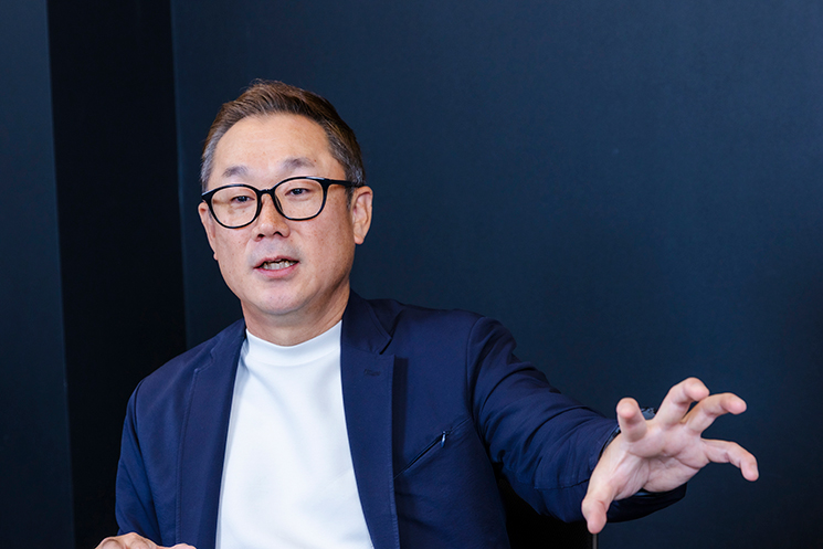 インタビューに応じる武田さん