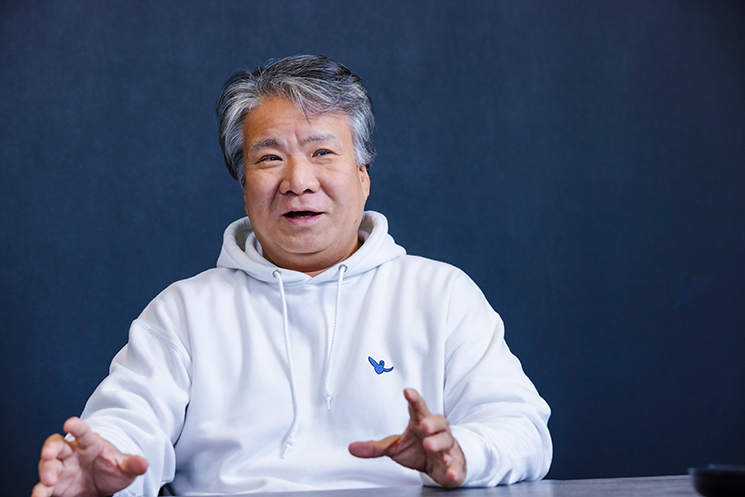 インタビューに応じる上原さん