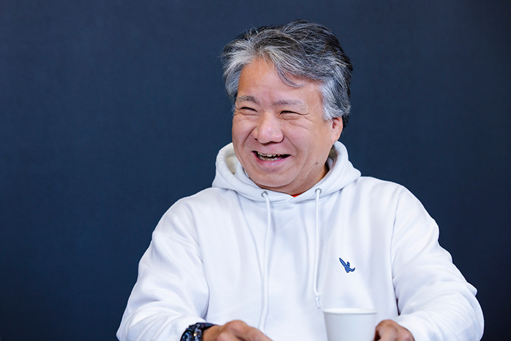 インタビューに応じる上原さん