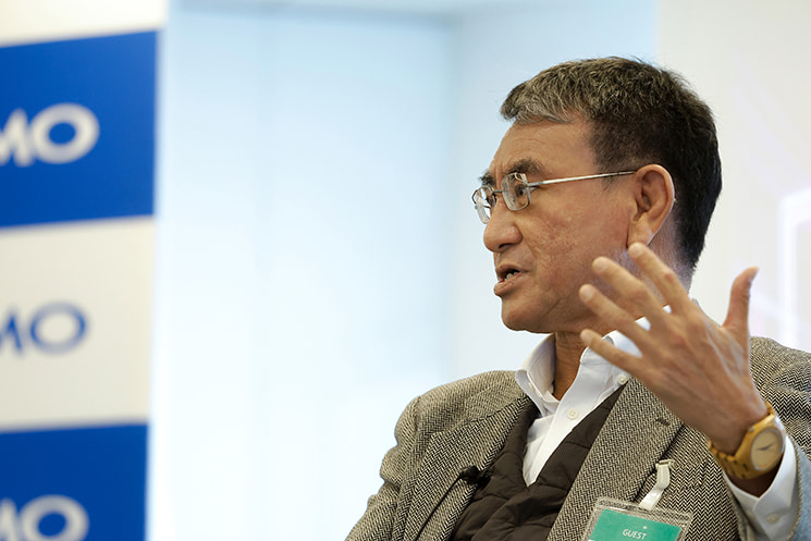 若者よ海外へ行ってこいと説く河野太郎