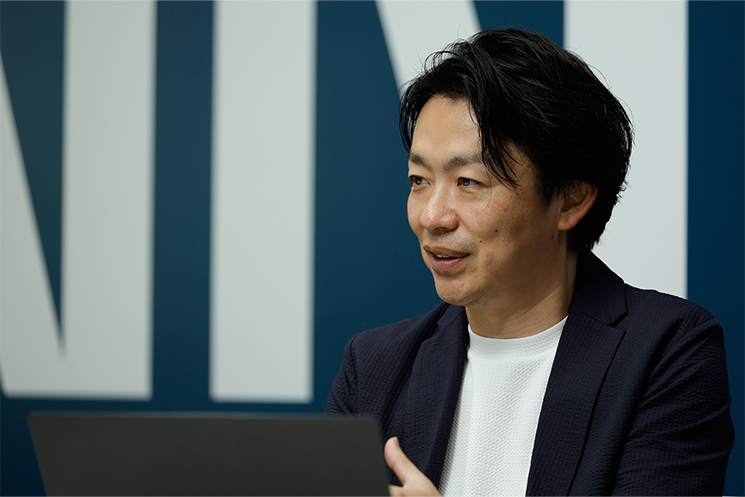 ノバシステム取締役　川上さんがインタビューに答える様子