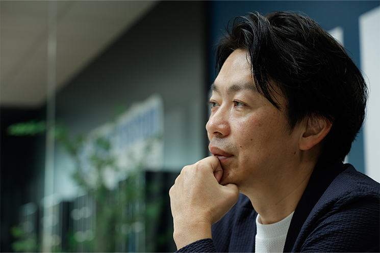 ノバシステム取締役　川上さんがインタビューに答える様子