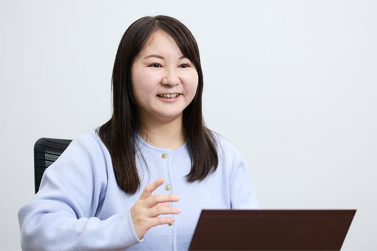 久保埜 恵さん　インタビューに答える様子