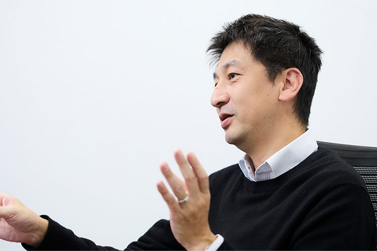 三木崇史さん　インタビューに答える様子
