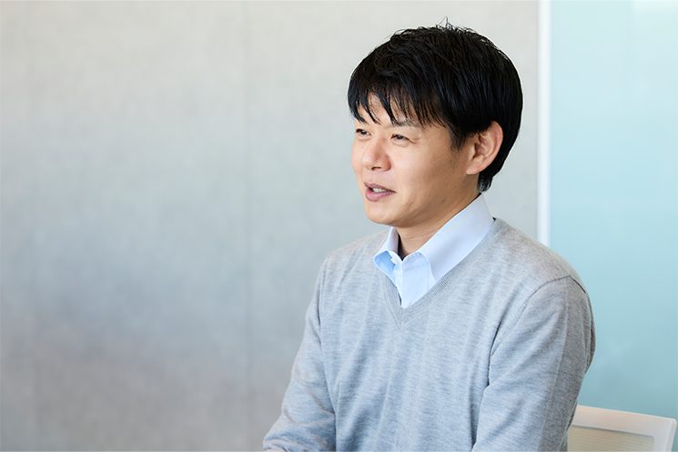 上田純昭さん　インタビューに答える様子