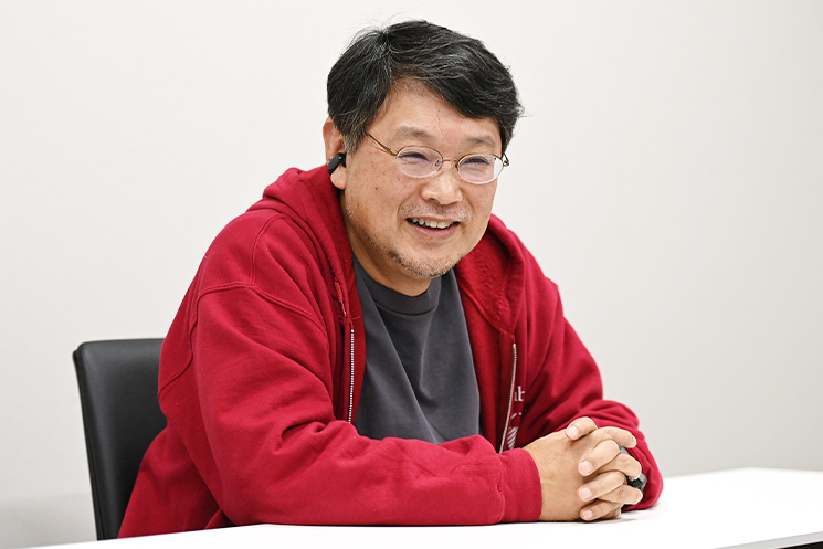 まつもとゆきひろさん　インタビューに答える様子