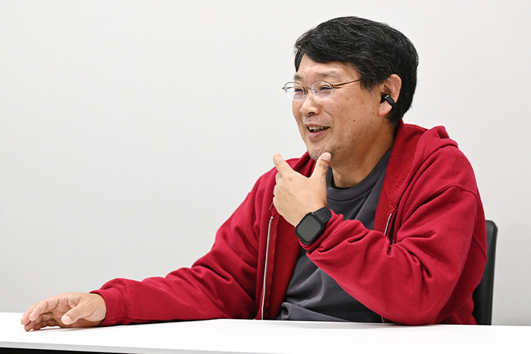 まつもとゆきひろさん　インタビューに答える様子