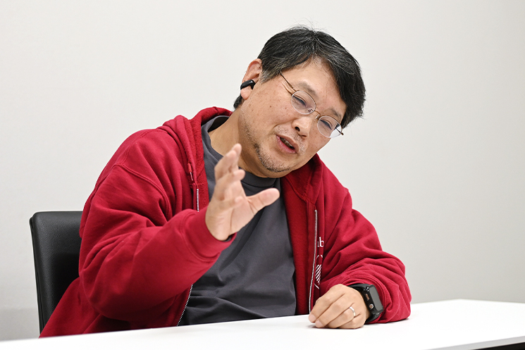 まつもとゆきひろさん　インタビューに答える様子