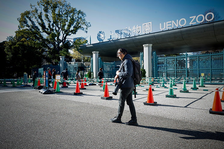 上野動物園を歩く高氏さん