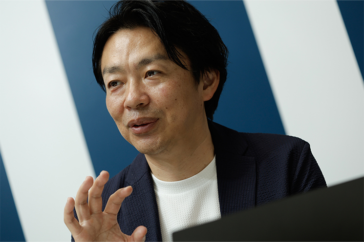 ノバシステム取締役　川上さんがインタビューに答える様子