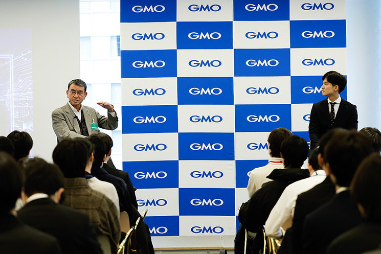 若者にエールを送る河野太郎