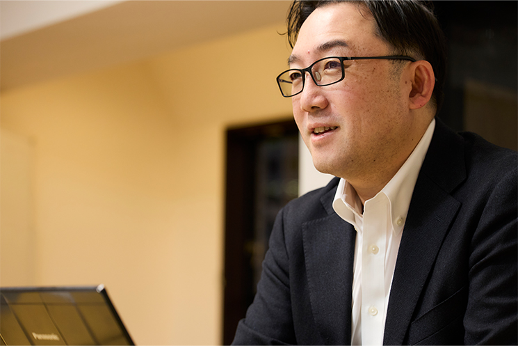 クロサカ タツヤさん　インタビューに答える様子