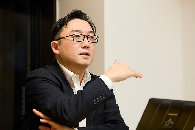 クロサカ タツヤさん　インタビューに答える様子