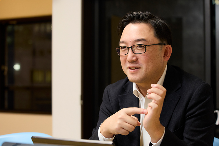 クロサカ タツヤさん　インタビューに答える様子