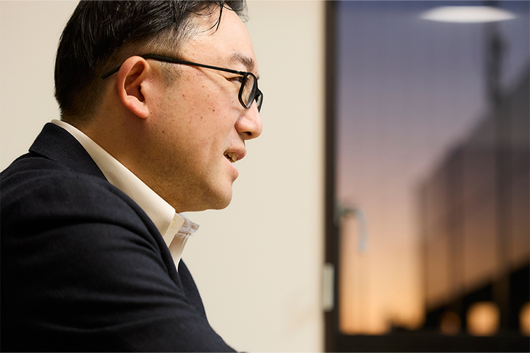 クロサカ タツヤさん　インタビューに答える様子