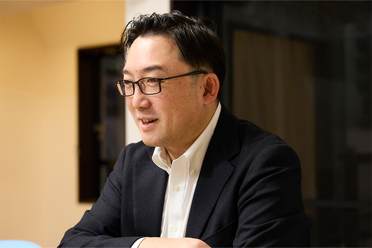 クロサカ タツヤさん　インタビューに答える様子