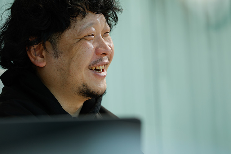 インタビューに応えるMIXI 取締役 上級執行役員  村瀨龍馬さん