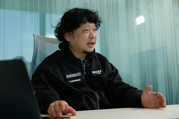 インタビューに応えるMIXI 取締役 上級執行役員  村瀨龍馬さん