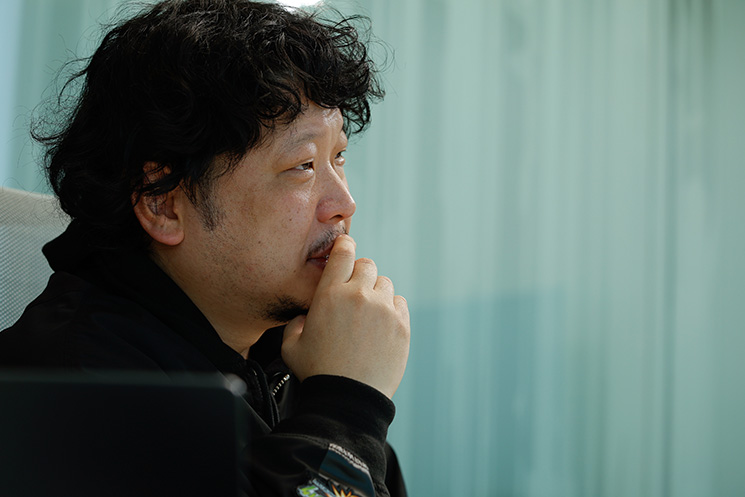 インタビューに応えるMIXI 取締役 上級執行役員  村瀨龍馬さん