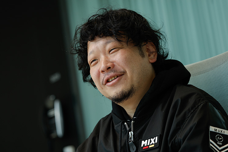 インタビューに応えるMIXI 取締役 上級執行役員  村瀨龍馬さん