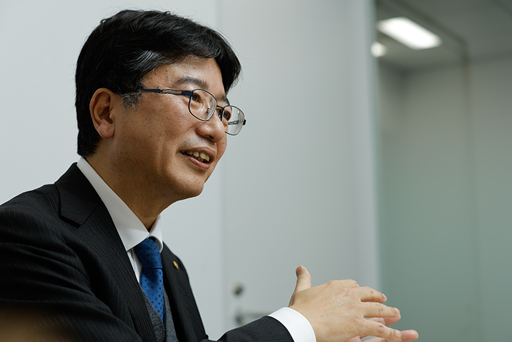 常識を超えた決断について話す鹿子木さん 