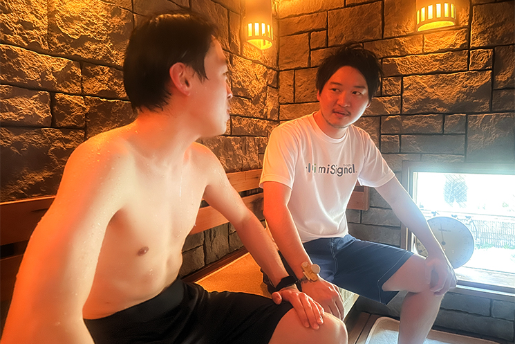 サウナ室で談義する参加者（左）とCraif社員（右）