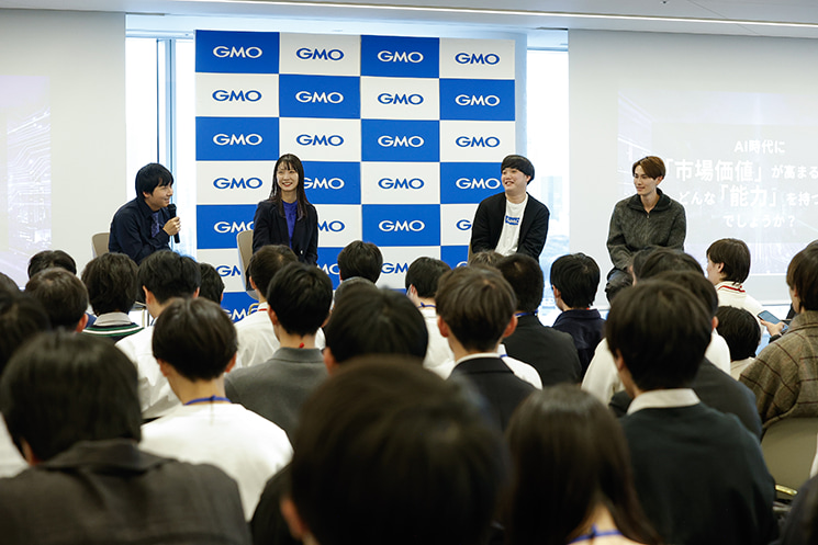 4人のパネルディスカッションの様子