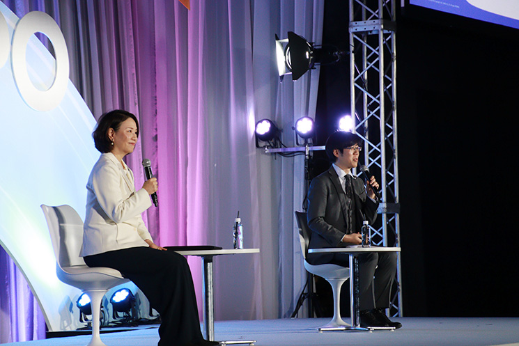 イベント『Eight EXPO 2026』にて、代表取締役社長の小巻亜矢氏（左）と取締役の木原健太郎氏（右）が対談する様子。数値化できないファンの熱量や現場の「生きたデータ」をAI活用にどう掛け合わせるかという、エンターテインメントにおけるAI戦略の本質について議論している