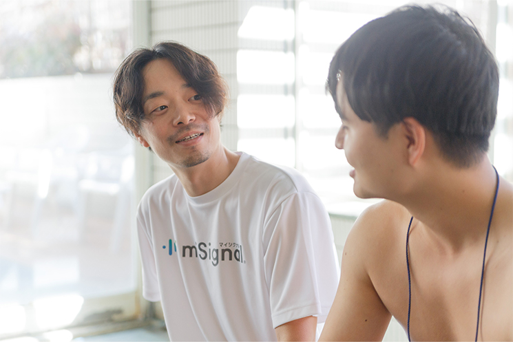 サウナ室で談義するCraif エンジニア 服部毅保さん（左）と参加者（右）