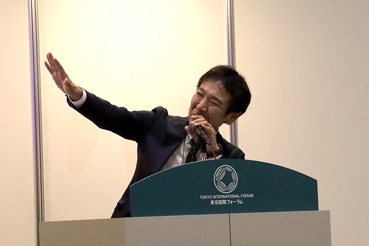 ヨドバシ アナリティクス事業部長 泉水さん 登壇の様子