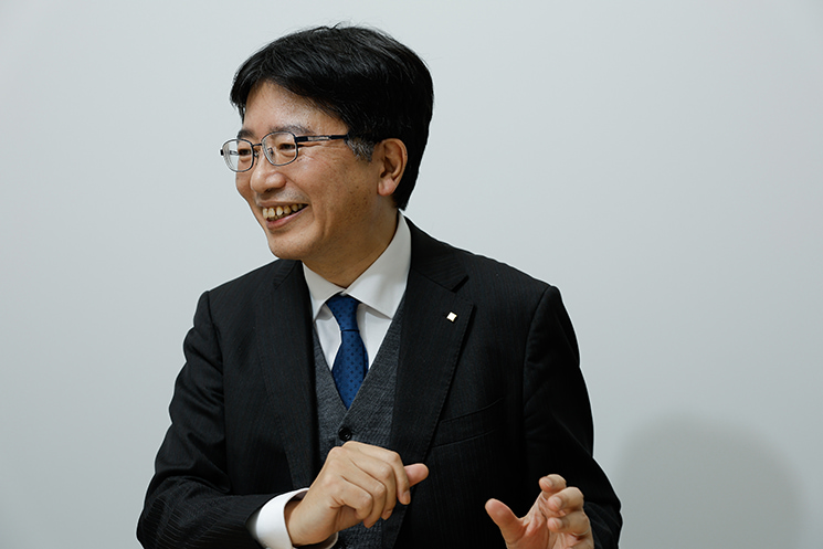 AIビールの話をする鹿子木さん