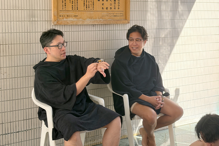 『サウォッチ』の使い方を説明する加藤医師（左）と、Craif CEO 小野瀨 隆一さん（右）