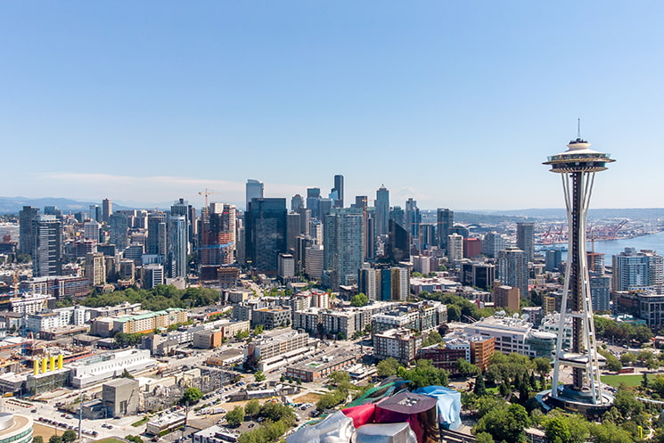 米国住宅都市開発省（HUD）による2024年の所得制限データ。サンフランシスコ周辺では4人家族で世帯年収15万6,650ドル（約2400万円）以下が『Low Income（低所得）』と定義されていることを示す表。米国の異常な物価高騰と経済圏のバグを裏付ける証拠