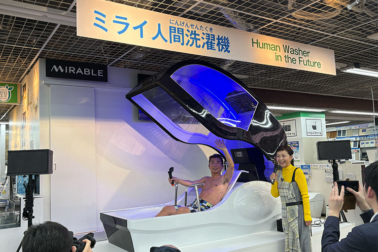 ヤマダデンキ LABI池袋本店での発表会にて、実際に「ミライ人間洗濯機」の洗浄体験をするタレントの勝俣州和氏。ミラブルテクノロジーによる微細な泡での洗浄を「我が子が生まれたときのようなスベスベの肌」「未来だけど過去に戻れるよう」と評し、最先端技術がもたらす肌の若返り効果を実証している
