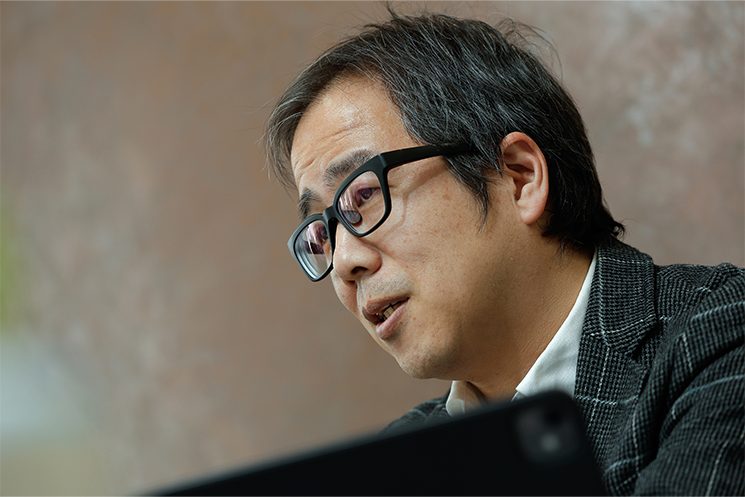 株式会社N.ジェン 総合情報技術本部　執行役本部長 篠田裕介さんが男性エンジニアの育休に関するインタビューに答える様子