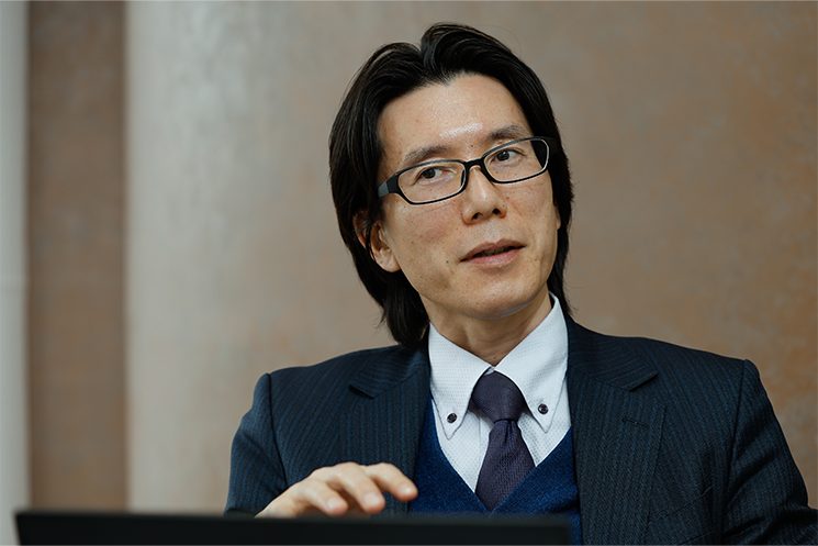 株式会社N.ジェン 情報基盤運用本部　執行役本部長 池田直也さんが男性エンジニアの育休に関するインタビューに答える様子