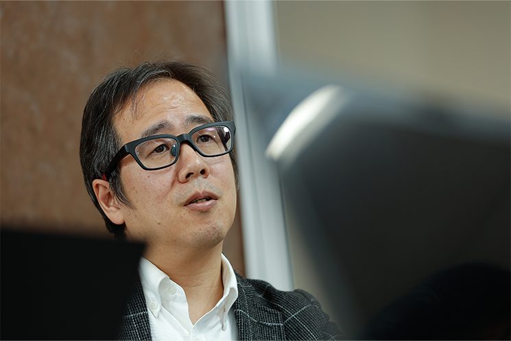 株式会社N.ジェン 総合情報技術本部　執行役本部長 篠田裕介さんがインタビューに答える様子