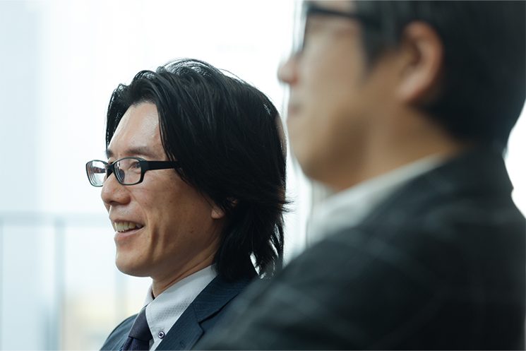 株式会社N.ジェン 情報基盤運用本部　執行役本部長 池田直也さんがインタビューに答える様子