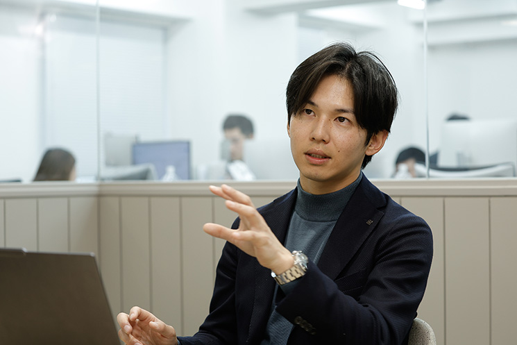 エンジニアとの対話とキャリアアサインの重要性について語るDe-Life株式会社の肝付代表。同社では入社前や2カ月ごとの定期面談など、密なコミュニケーションを重視している